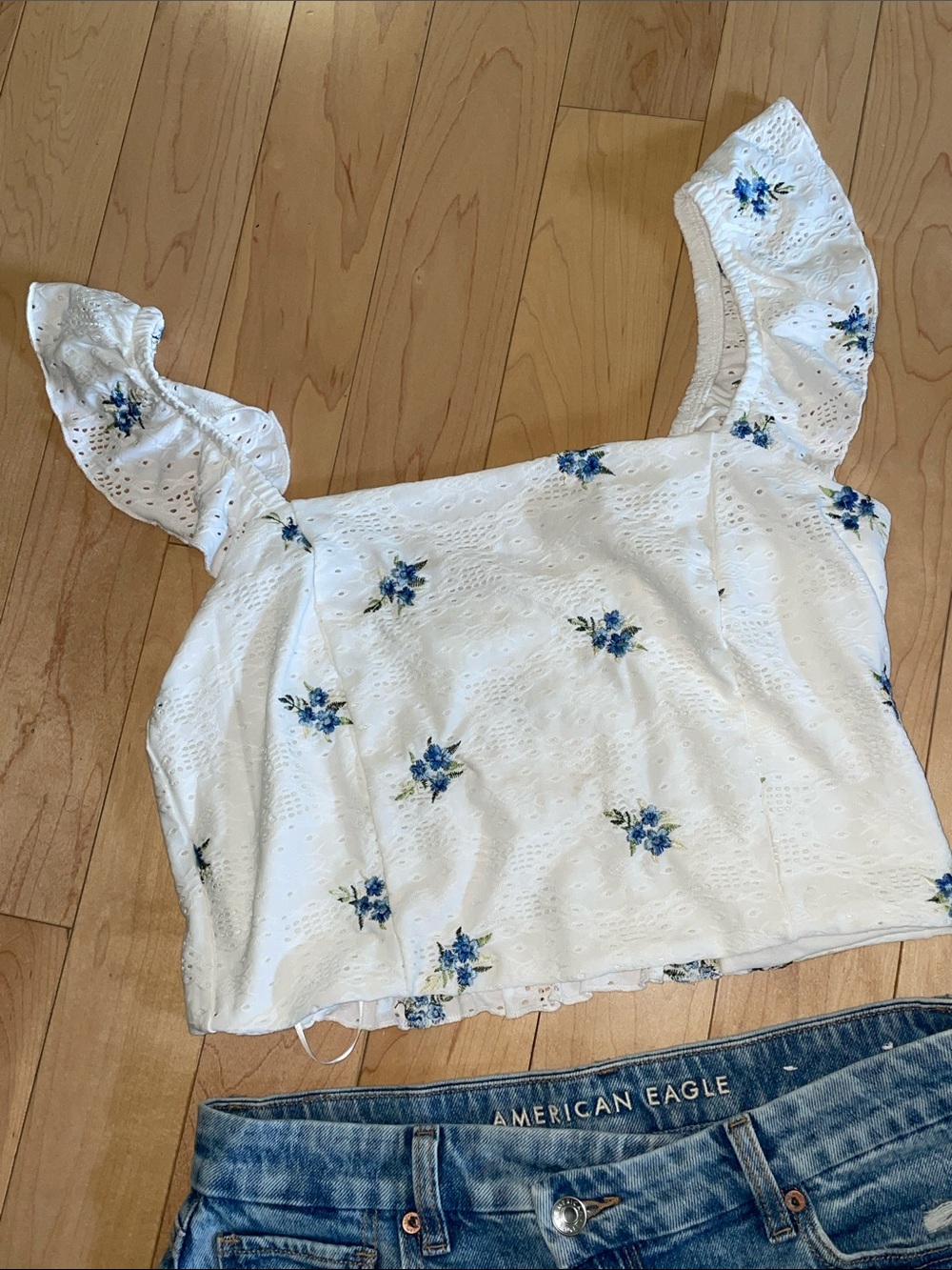 American Eagle curvy mom shorts 10 White Floral Eyelet Cropped Top with Ruffle - Picture 3 of 8